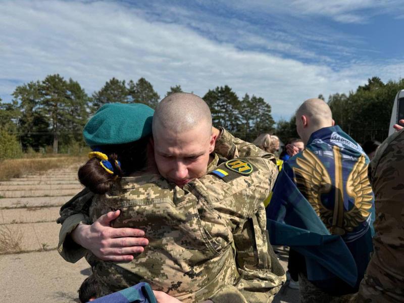 49 українців повернулися на батьківщину після перебування в російському полоні.