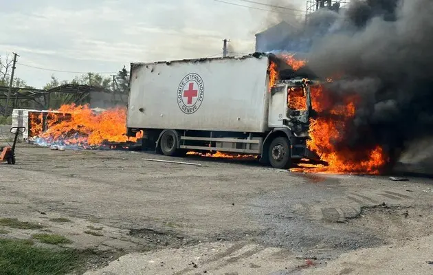 Російські війська атакували автомобіль гуманітарної місії Червоного Хреста у Донецькій області.