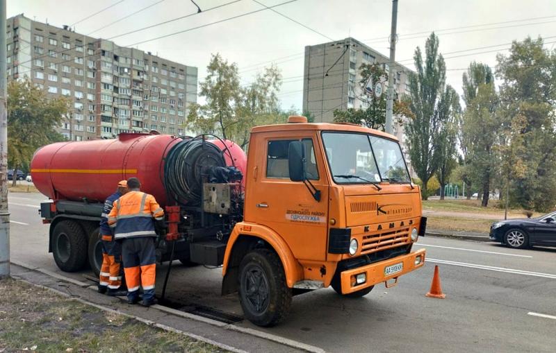 У КМДА прокоментували, чи підготовлені столичні дорожні служби до значних опадів, які очікуються в ніч на суботу.