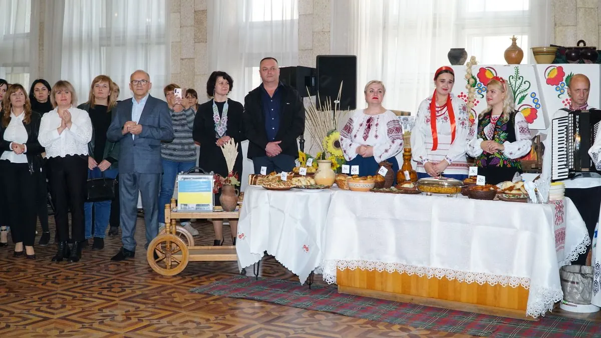 Вареники з вишнями та солодкими шкварками: у Вінницькій області пройшов фестиваль традицій та обрядів Поділля | УНН