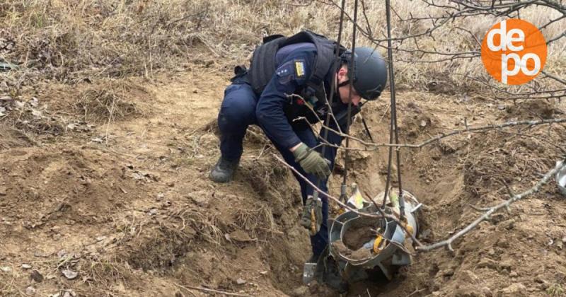 Сапери ДСНС виявили та вилучили з землі нерозірвану російську ФАБ-250 у Харківській області - новини Харкова.